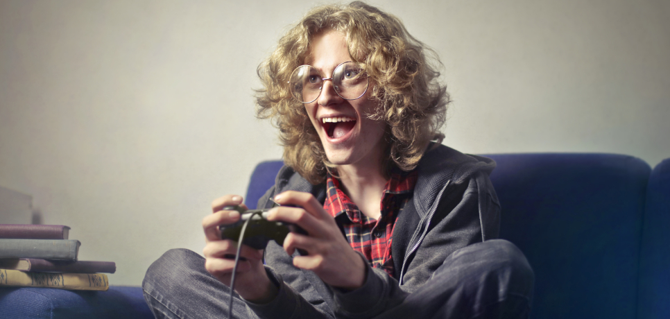 Gamer spielt kostenlose Online-Spiele